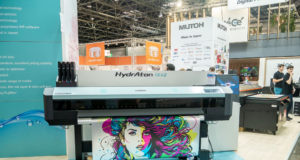 Mutoh: HydrAton 1642 – prelomová UV technológia na vodnej báze drupa 2024:? Mutoh HydrAton 1642